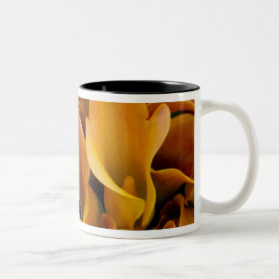 Helle bunte Calla-Lilien auf dem Zweifarbige Tasse