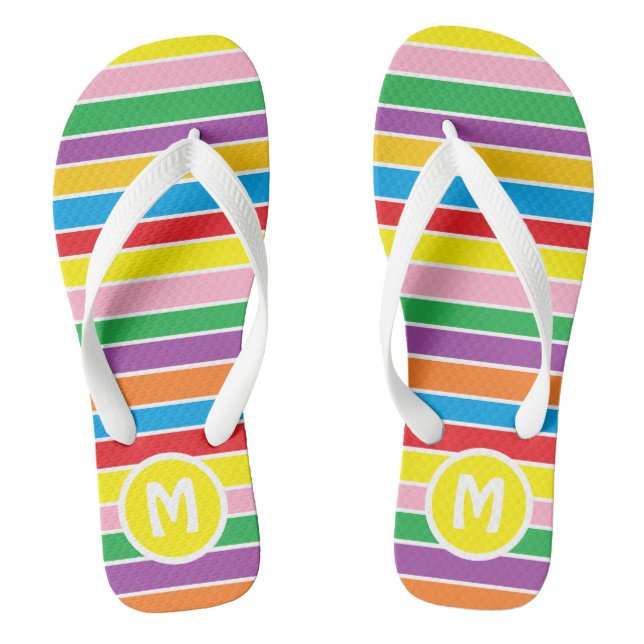 Helle, farbenfrohe, regenbogenfarbene, gestreifte  flip flops (Fußbett)