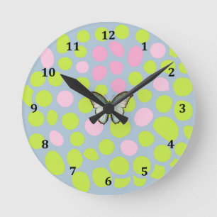 Helle, farbenfrohe Uhr in rosa & kalkgrünen Punkte