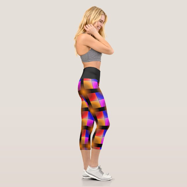 Helle, farbige Quadrate auf schwarzem Hintergrund Capri Leggings (Rechts)