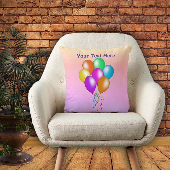 Helle, festliche Ballons mit Ribbons auf Pasteten Kissen (Bright multiple coloured balloons ribbons on pastel yellow, pink, purple decorative throw pillow.)