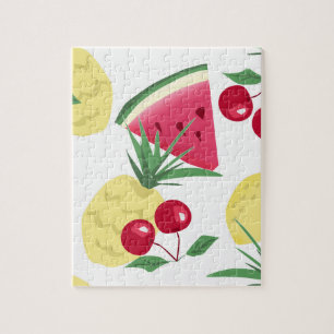 Helle Früchte und Beeren auf weiß.