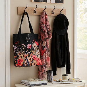 Helle Frühlingsblumen auf schwarzem Monogramm Tasche