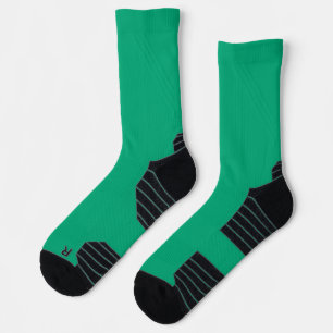 helle grüne Socken mit schwarzen Fersen und Zehen