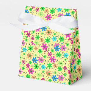 Helle, mehrfarbige Kamille-Blume auf einem gelben Geschenkschachtel