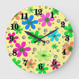 Helle, mehrfarbige Kamille-Blume auf einem gelben Große Wanduhr
