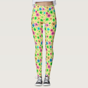 Helle, mehrfarbige Kamille-Blume auf einem gelben Leggings