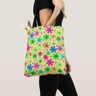 Helle, mehrfarbige Kamille-Blume auf einem gelben Tasche