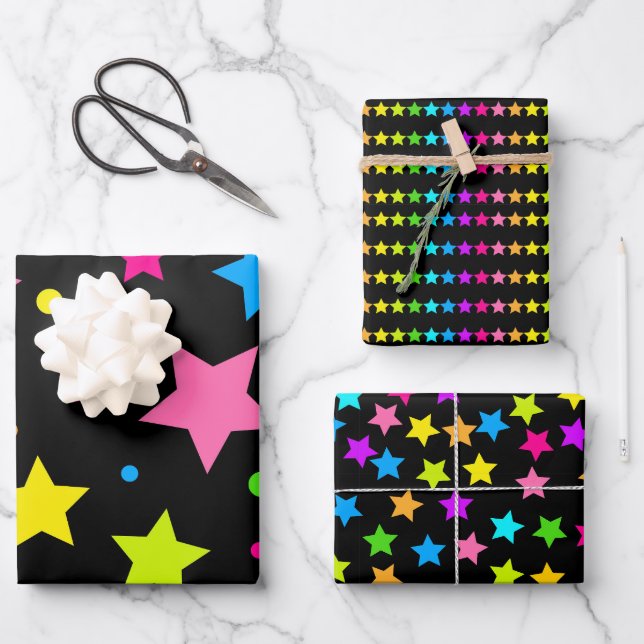 Helle Neon Stars auf schwarz Geschenkpapier Set (Vorderseite)
