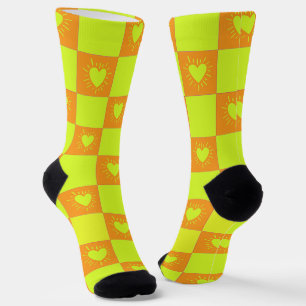 Helle orange-grüne karierte Fliese mit Herzen Socken