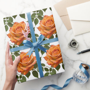 Helle orange Rosen mit grünen Blättern Geschenkpapier