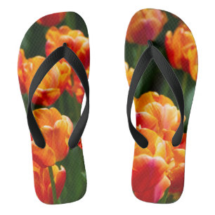 Helle orange Tulpen im Park   Flip Flops