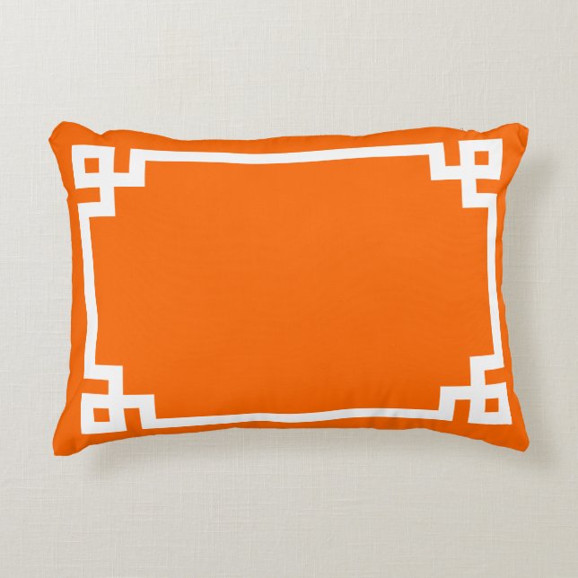 Helle Orange und weiße griechische Schlüsselgrenze Dekokissen (Vorderseite)