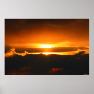 Helle orangefarbene Sonnenuntergänge in der Wolken Poster