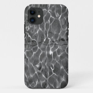 Helle Reflexionen auf Wasser: Schwarzes u. Weiß iPhone 11 Hülle