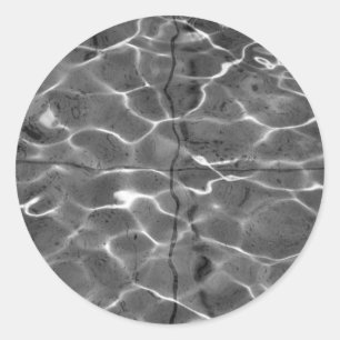 Helle Reflexionen auf Wasser: Schwarzes u. Weiß Runder Aufkleber