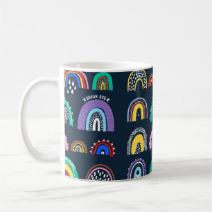 Helle Regenbogen auf dunklem Hintergrund. Niedlich Kaffeetasse