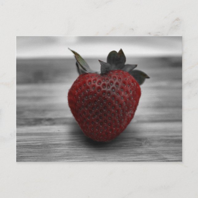 Helle Rote Erdbeere auf Schwarz und Weiß Postkarte (Vorderseite)