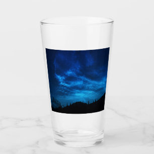 HELLE STERNE IN EINEM DUNKEN UND BLAUEN HIMMEL GLAS