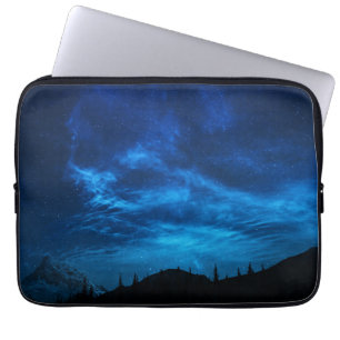 HELLE STERNE IN EINEM DUNKEN UND BLAUEN HIMMEL LAPTOPSCHUTZHÜLLE