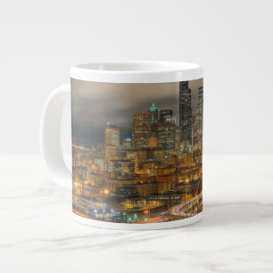 Helle Streifen von den Autos nachts Jumbo-Tasse