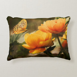 Helle tiefe gelbe Blumen mit Schmetterling Dekokissen