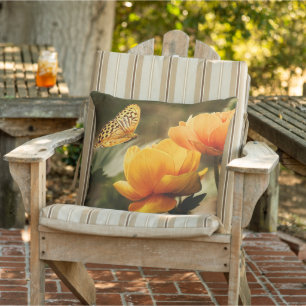 Helle, tiefgelbe Blumen mit Schmetterling Kissen