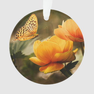 Helle, tiefgelbe Blumen mit Schmetterling Ornament