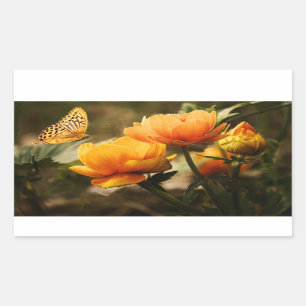 Helle, tiefgelbe Blumen mit Schmetterling Rechteckiger Aufkleber