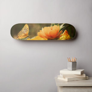 Helle, tiefgelbe Blumen mit Schmetterling Skateboard
