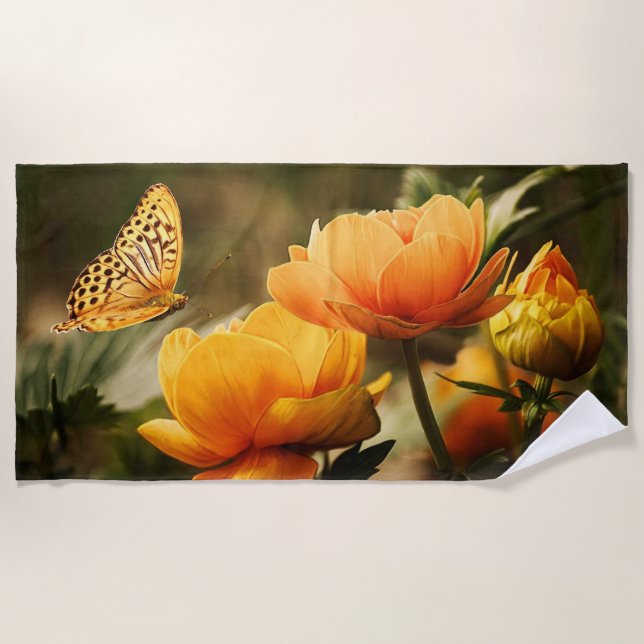 Helle, tiefgelbe Blumen mit Schmetterling Strandtuch (Vorderseite)