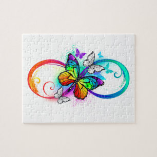 Helle Unendlichkeit mit Regenbogen-Schmetterling