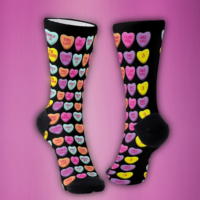 Helle Valentine Candy Hearts Redewendungen Bunte Socken (Black crew socks for Valentines Day covered in bright candy hearts with love sayings.)