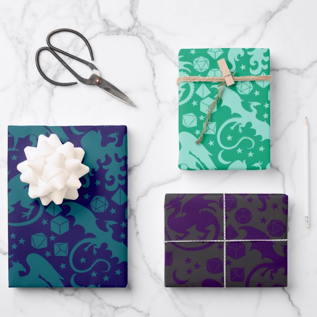 Helle Whimsical Dragon & Dice Lila Blue Green Geschenkpapier Set (Vorderseite)