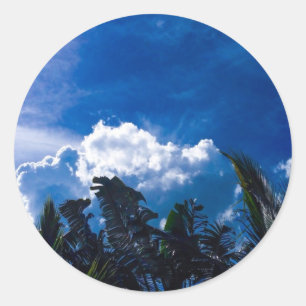 Heller blauer Himmel mit Wolken Runder Aufkleber