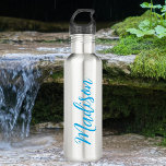 Heller Blauer Name in handgeschriebenem Skript ben Edelstahlflasche<br><div class="desc">Eine hübsche personalisierte,  hellblaue,  monogramm Edelwasserflasche für ein Mädchen,  das einfache,  handgeschriebene Geschenke Liebe. Schönes kursives Drehbuch auf der Flaschenseite,  das Ihren Namen in cooler Typografie ausdrückt.</div>