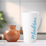 Heller Blauer Name in handgeschriebenem Skript ben Milchtasse<br><div class="desc">Eine hübsche personalisierte,  hellblaue Monogramm Latte-Tasse für ein Mädchen oder einen Typ,  das einfache,  handgeschriebene Geschenke Liebe. Schönes kursives Drehbuch auf der Flaschenseite,  das Ihren Namen in cooler Typografie ausdrückt.</div>