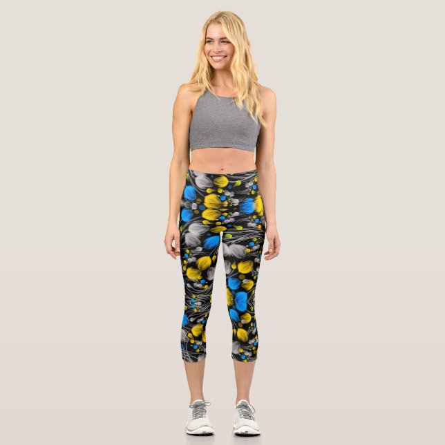 Helles abstraktes Blumenmuster auf schwarzem Hinte Capri Leggings (Vorderseite)