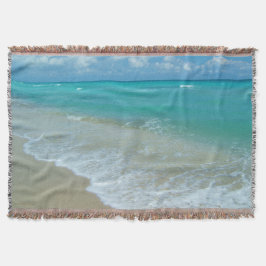 Helles Aqua-weiße Wellen, die auf Strand-Ufer Decke