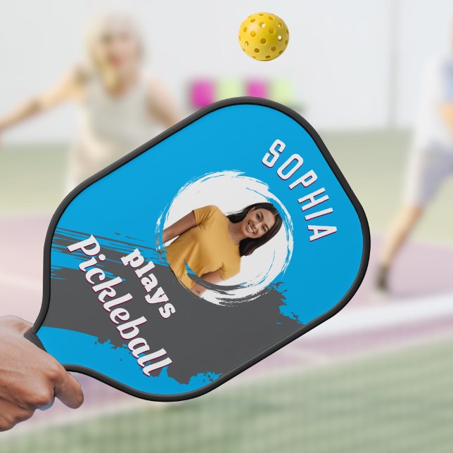 Helles Blau mit Foto und Name Personalisiert Pickleball Schläger (A blue pickleball paddle with custom photo and name on both sides)