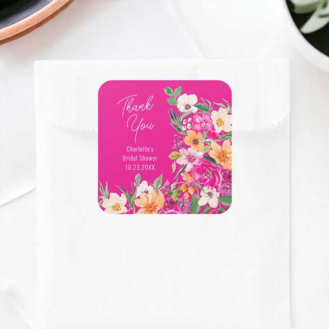 Helles, fett formatiertes Brautparty von Blume Quadratischer Aufkleber (Bright bold wild flowers script bridal shower square sticker on neon pink)