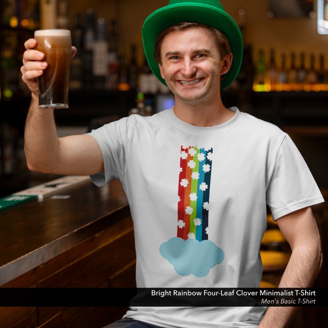 Helles Regenbogen Vier-Leaf Klee Minimalistischer  T-Shirt (St. Patrick's Day T-Shirt with a Minimalist Rainbow and Four-Leaf Clover Design.)