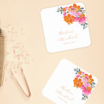 Helles Rosa & Orange Vibrannende Sommerblumenhochz Rechteckiger Pappuntersetzer<br><div class="desc">Feiern Sie Ihre Hochzeit mit diesen stilvollen,  lebendigen Untersetzer aus Papier,  die sich durch einen individuellen Text und farbenfrohe Blumen auszeichnen. Fügen Sie einfach Ihre Daten hinzu,  indem Sie auf "Personalisieren" klicken.</div>