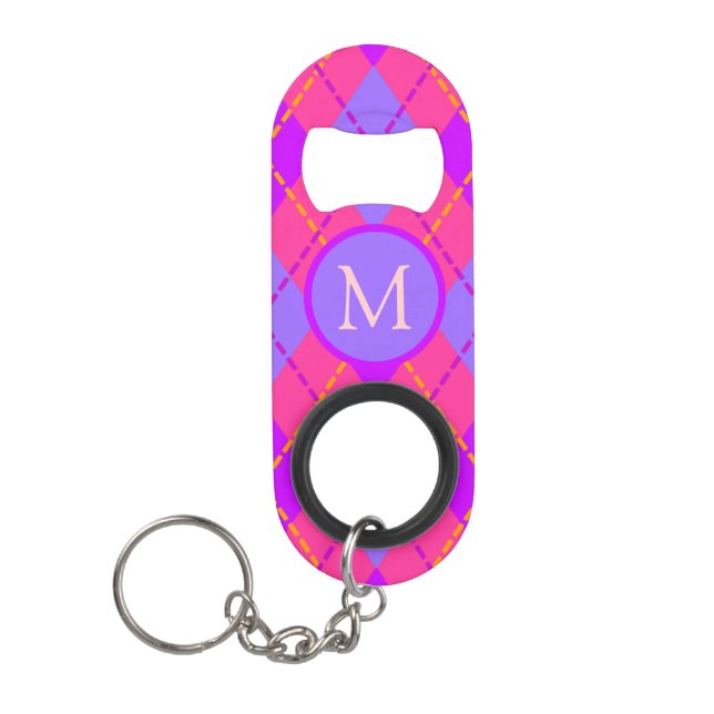 Helles Rosa und Blau Argyle-Muster Monogramm Mini Flaschenöffner (Vorderseite)