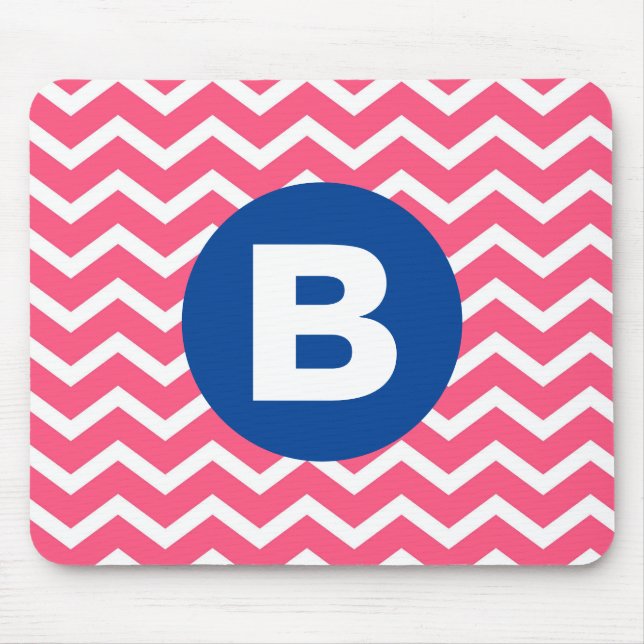 Helles Rosa und Weiß Chevron-Muster Monogramm Mousepad (Vorne)