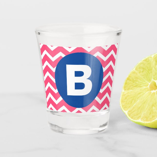 Helles Rosa und Weiß Chevron-Muster Monogramm Schnapsglas (Vorderseite)
