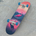 Helles und lebendiges modernes Sunset Flamingo Skateboard<br><div class="desc">Dieses moderne Design besticht durch ein helles und lebendiges Digitalbild eines Flamingos,  das bei Sonnenuntergang in einem See stehend ist.</div>