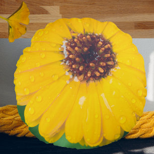 Hellgelbe Blume nach Regen Rundes Kissen