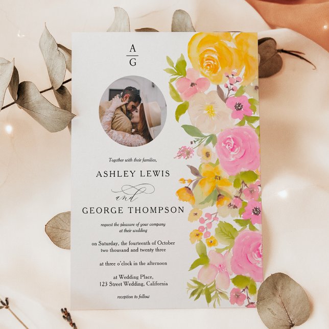 Hellgelbe Blumeninitialen Foto Hochzeit Einladung (Bright bold yellow floral initials photo wedding invitation)
