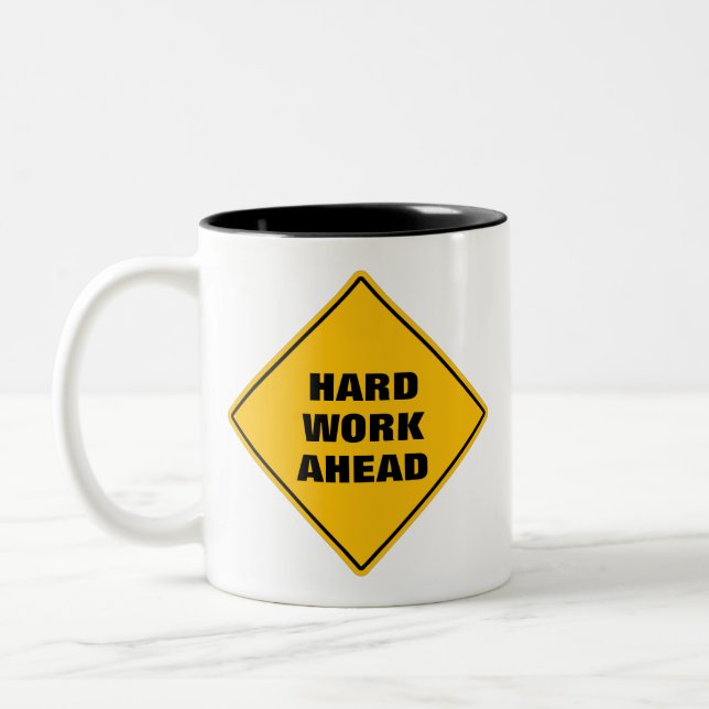 Hellgelbe harte Arbeit vor dem Warnschild Zwei Zweifarbige Tasse (Links)
